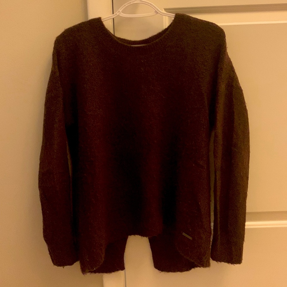 Abercrombie & Fitch burgundy cashmere-like sweater w/ back slit. Size XS-S.